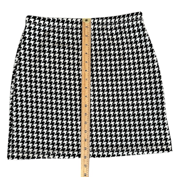 SHEIN Black and White Houndstooth Mini Pencil Skirt Size Medium US 6 - Picture 5 of 5